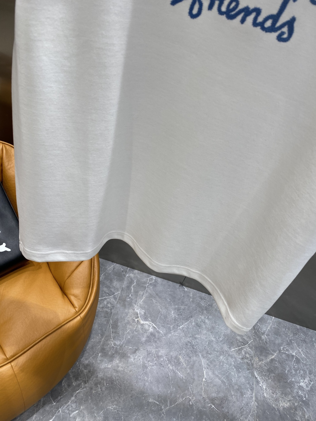 《𝙉𝙚𝙬🤍🖤迪家》
2025新款首发专柜最新款短袖圆领T恤 高端订制 设计前卫时尚！品牌logo重工艺设