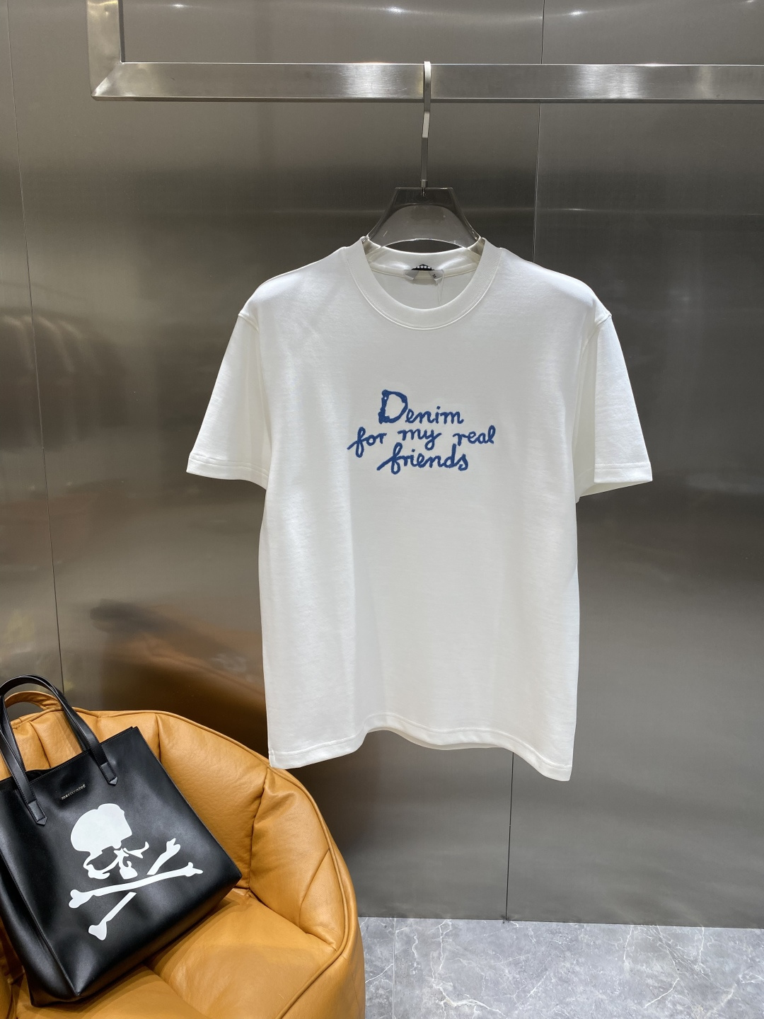 《𝙉𝙚𝙬🤍🖤迪家》
2025新款首发专柜最新款短袖圆领T恤 高端订制 设计前卫时尚！品牌logo重工艺设