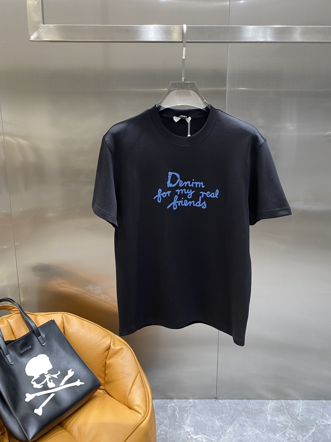 《𝙉𝙚𝙬🤍🖤迪家》
2025新款首发专柜最新款短袖圆领T恤 高端订制 设计前卫时尚！品牌logo重工艺设