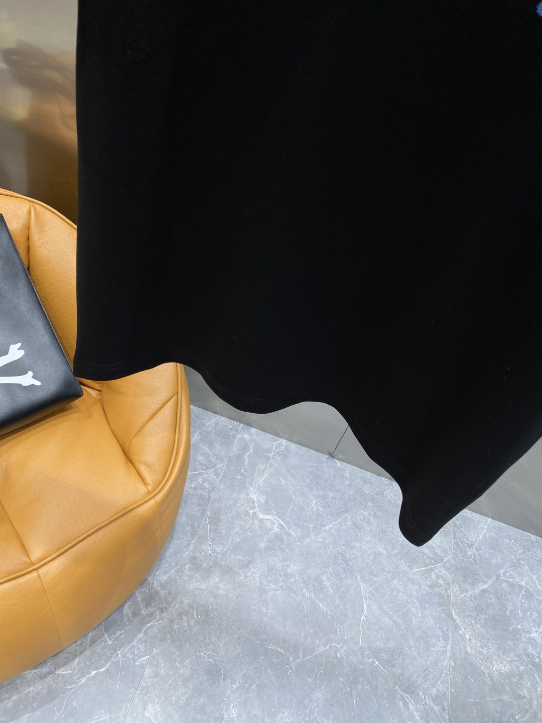 《𝙉𝙚𝙬🤍🖤迪家》
2025新款首发专柜最新款短袖圆领T恤 高端订制 设计前卫时尚！品牌logo重工艺设