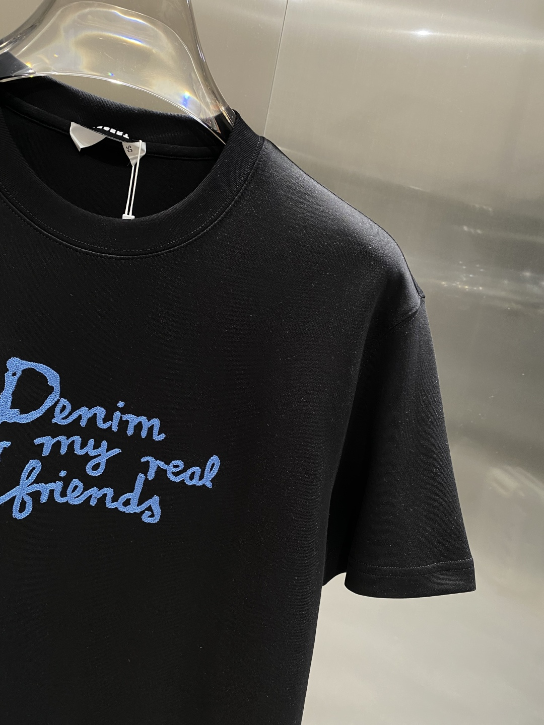 《𝙉𝙚𝙬🤍🖤迪家》
2025新款首发专柜最新款短袖圆领T恤 高端订制 设计前卫时尚！品牌logo重工艺设