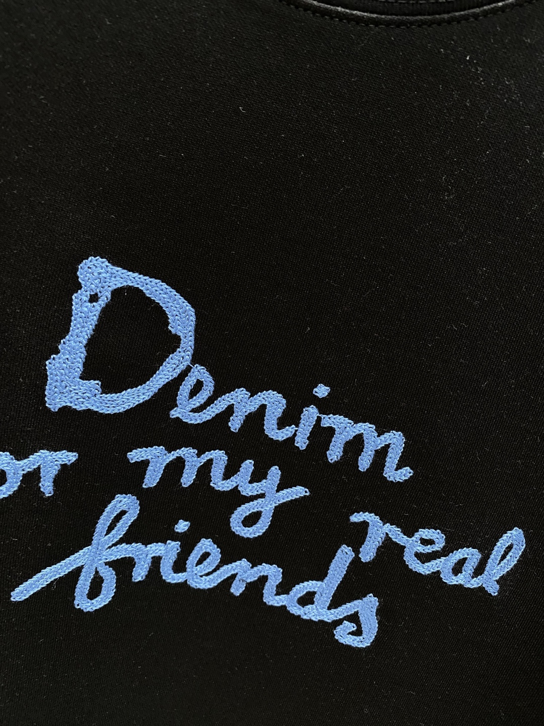 《𝙉𝙚𝙬🤍🖤迪家》
2025新款首发专柜最新款短袖圆领T恤 高端订制 设计前卫时尚！品牌logo重工艺设