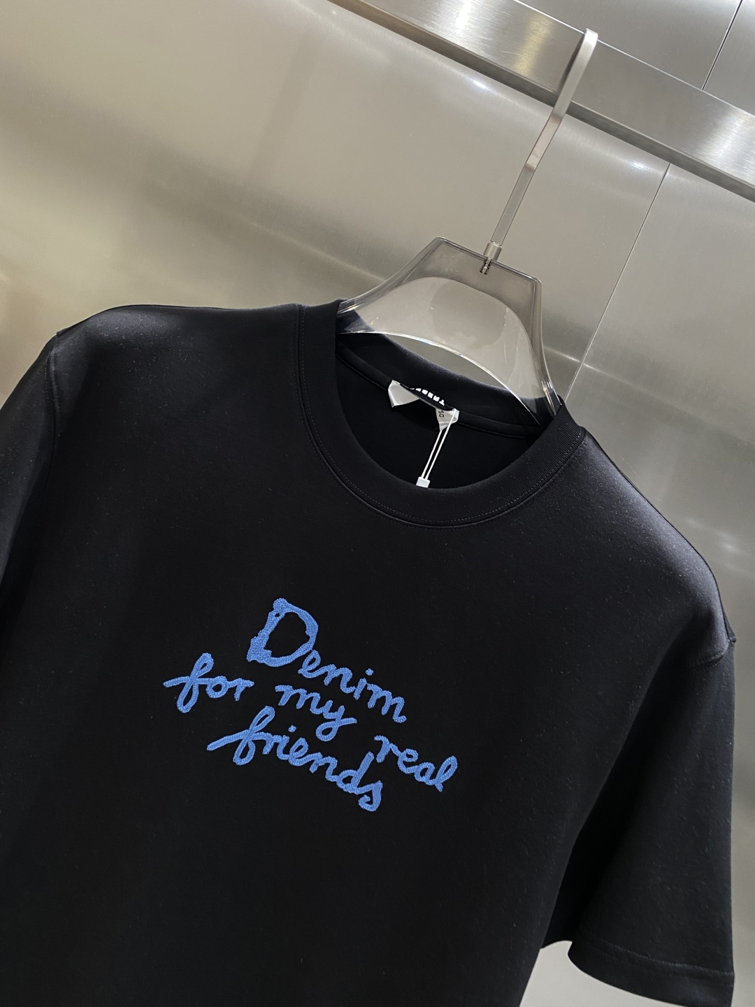 《𝙉𝙚𝙬🤍🖤迪家》
2025新款首发专柜最新款短袖圆领T恤 高端订制 设计前卫时尚！品牌logo重工艺设