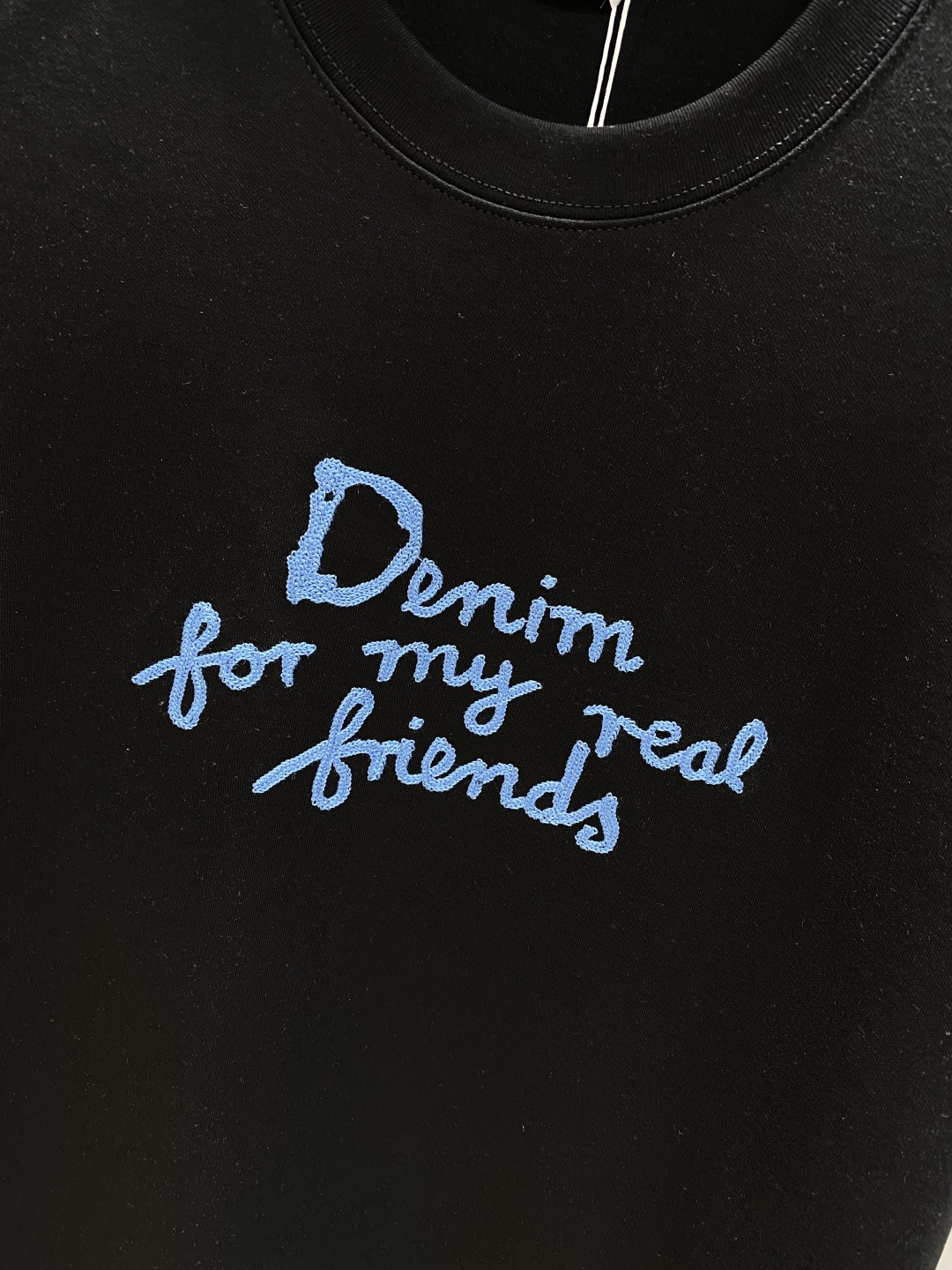 《𝙉𝙚𝙬🤍🖤迪家》
2025新款首发专柜最新款短袖圆领T恤 高端订制 设计前卫时尚！品牌logo重工艺设