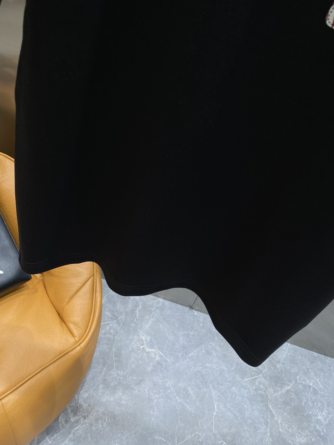 《𝙉𝙚𝙬🤍🖤驴家》
2025新款首发专柜最新款短袖圆领T恤 高端订制 设计前卫时尚！品牌logo重工艺设