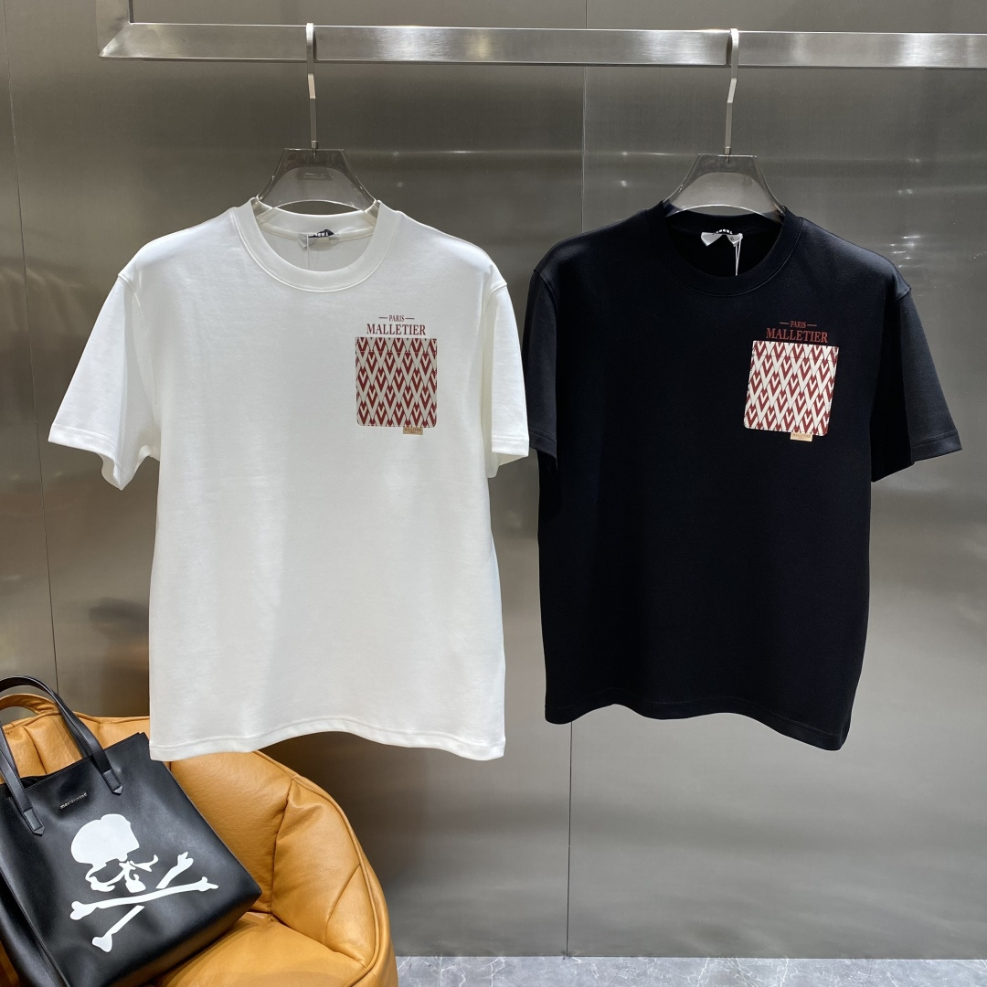 NO:513093,'Donkey Family' 2025 new first-time counter latest short-sleeved round-neck T-shirt, high-end customization, avant-garde and fashionable design!  Brand logo heavy craft design, high-end customized mercerated long cotton fabric, soft feel, comfortable to wear, exquisite counter-level car line, fine workmanship, invincible and handsome upper body effect!  A must-have item for handsome men!  Color black white Number M-3XL The next day, louis vuitton,louis vuitton,t-shirt,tees,t-shirt,alexander wang19860909《驴家》 2025新款首发专柜最新款短袖圆领T恤 高端订制 设计前卫时尚！品牌logo重工艺设计 高端定制丝光长绒棉面料.手感柔软.穿着舒适.专柜级别精致车线.做工精细.上身效果无敌帅气！型男必备单品！ 颜色黑色 白色 码数M-3XL 隔天,,louis vuitton,louis vuitton,T-shirt,tees，t-shirt,alexander wang,Men's clothing