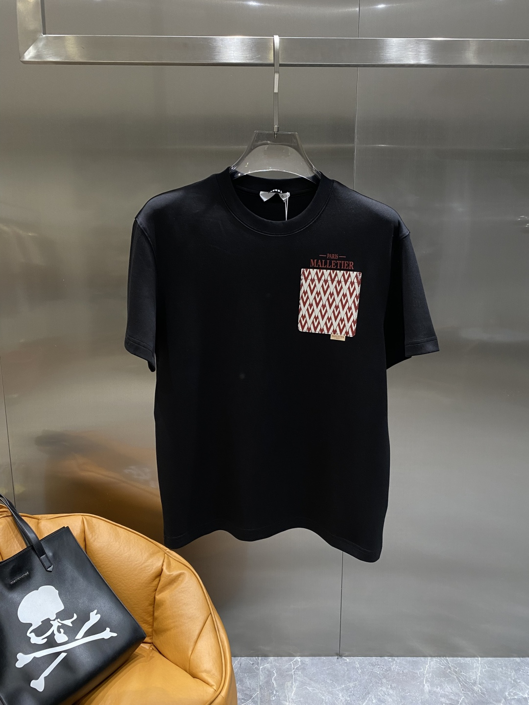 《𝙉𝙚𝙬🤍🖤驴家》
2025新款首发专柜最新款短袖圆领T恤 高端订制 设计前卫时尚！品牌logo重工艺设