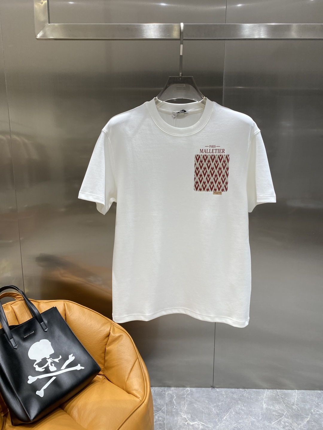 《𝙉𝙚𝙬🤍🖤驴家》
2025新款首发专柜最新款短袖圆领T恤 高端订制 设计前卫时尚！品牌logo重工艺设