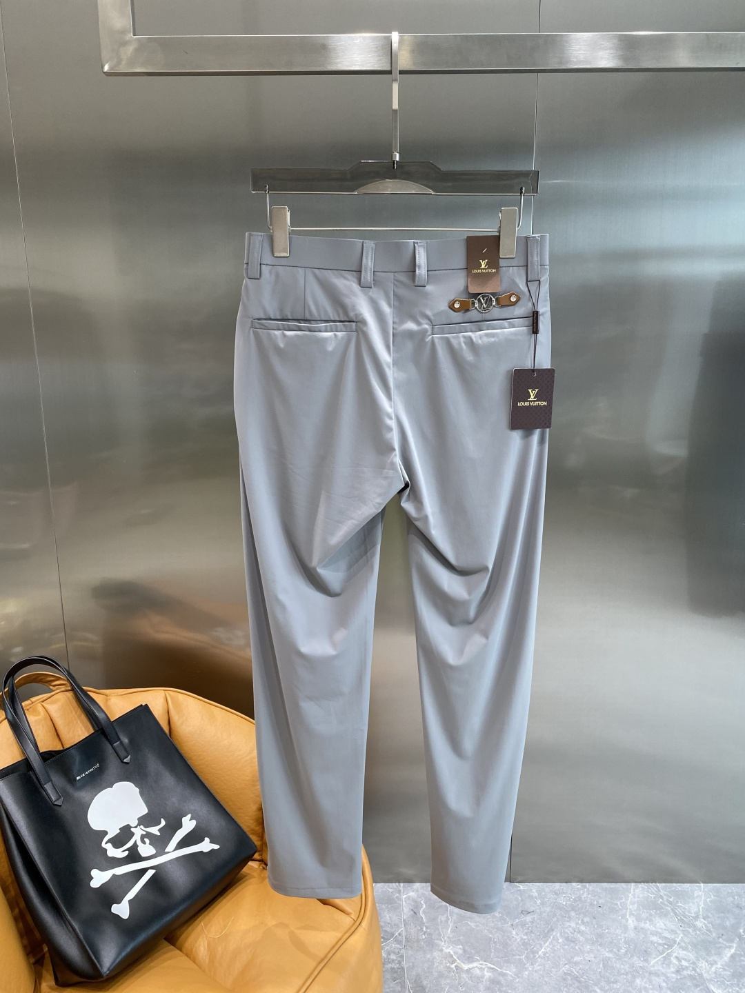 《𝙉𝙚𝙬🤍驴家》
2025西裤 优雅干练两不误！裤子版型修身，线条流畅，能很好地修饰腿部线条，让你在办公