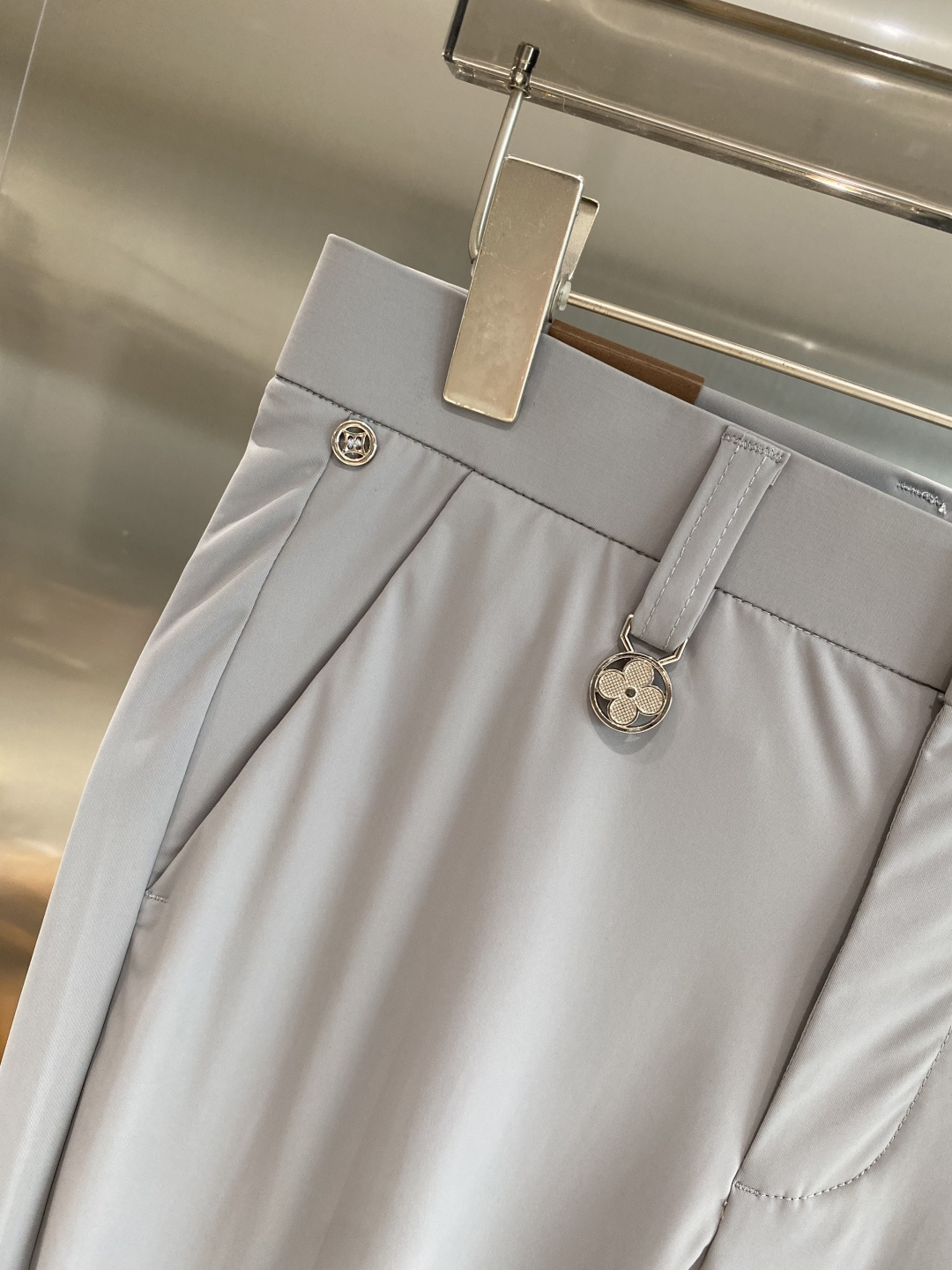 《𝙉𝙚𝙬🤍驴家》
2025西裤 优雅干练两不误！裤子版型修身，线条流畅，能很好地修饰腿部线条，让你在办公