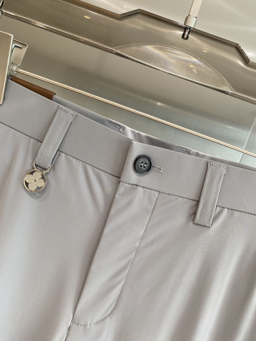 《𝙉𝙚𝙬🤍驴家》
2025西裤 优雅干练两不误！裤子版型修身，线条流畅，能很好地修饰腿部线条，让你在办公