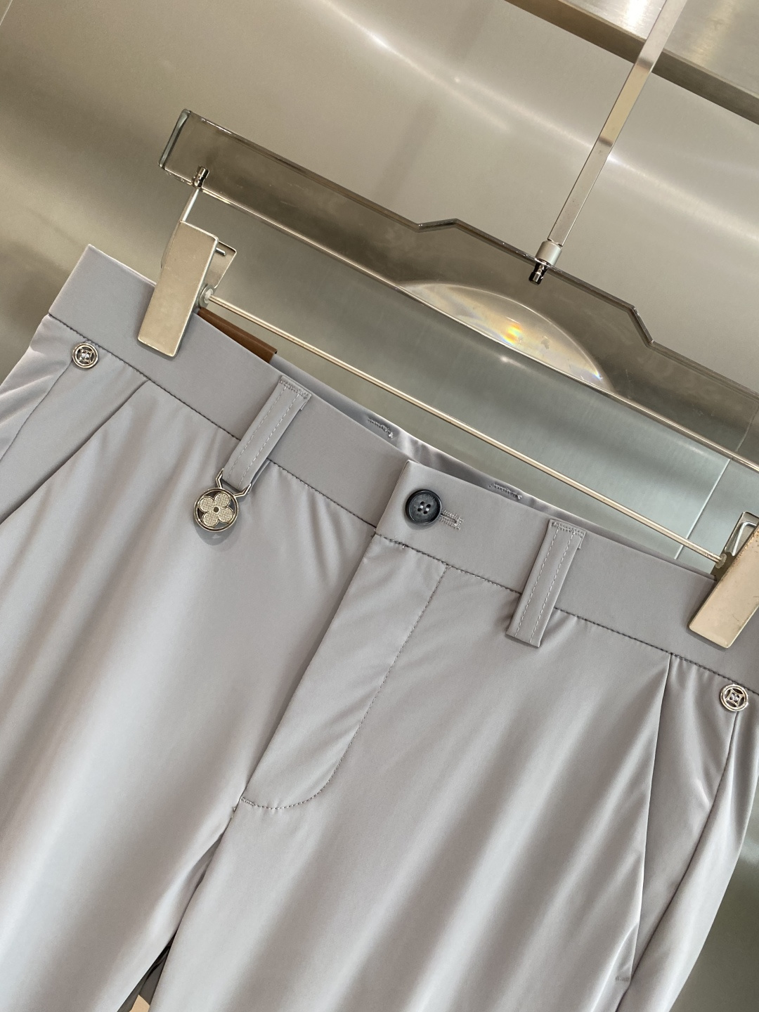 《𝙉𝙚𝙬🤍驴家》
2025西裤 优雅干练两不误！裤子版型修身，线条流畅，能很好地修饰腿部线条，让你在办公