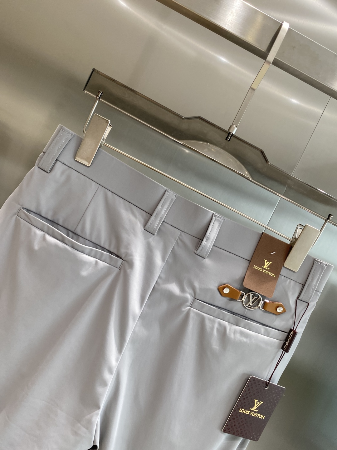 《𝙉𝙚𝙬🤍驴家》
2025西裤 优雅干练两不误！裤子版型修身，线条流畅，能很好地修饰腿部线条，让你在办公