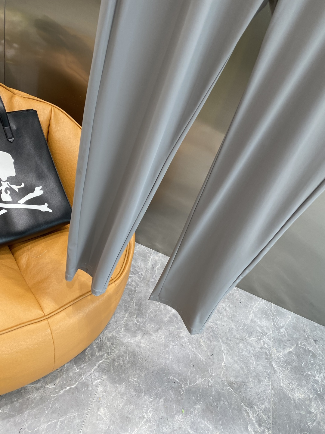 《𝙉𝙚𝙬🤍驴家》
2025西裤 优雅干练两不误！裤子版型修身，线条流畅，能很好地修饰腿部线条，让你在办公