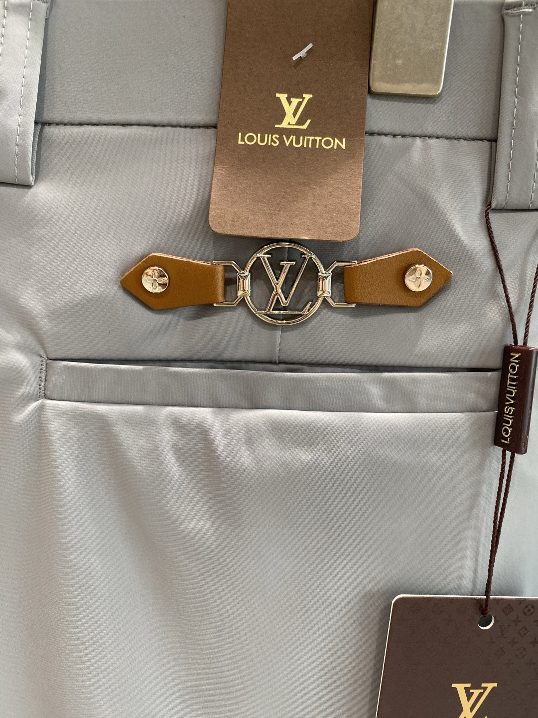 《𝙉𝙚𝙬🤍驴家》
2025西裤 优雅干练两不误！裤子版型修身，线条流畅，能很好地修饰腿部线条，让你在办公