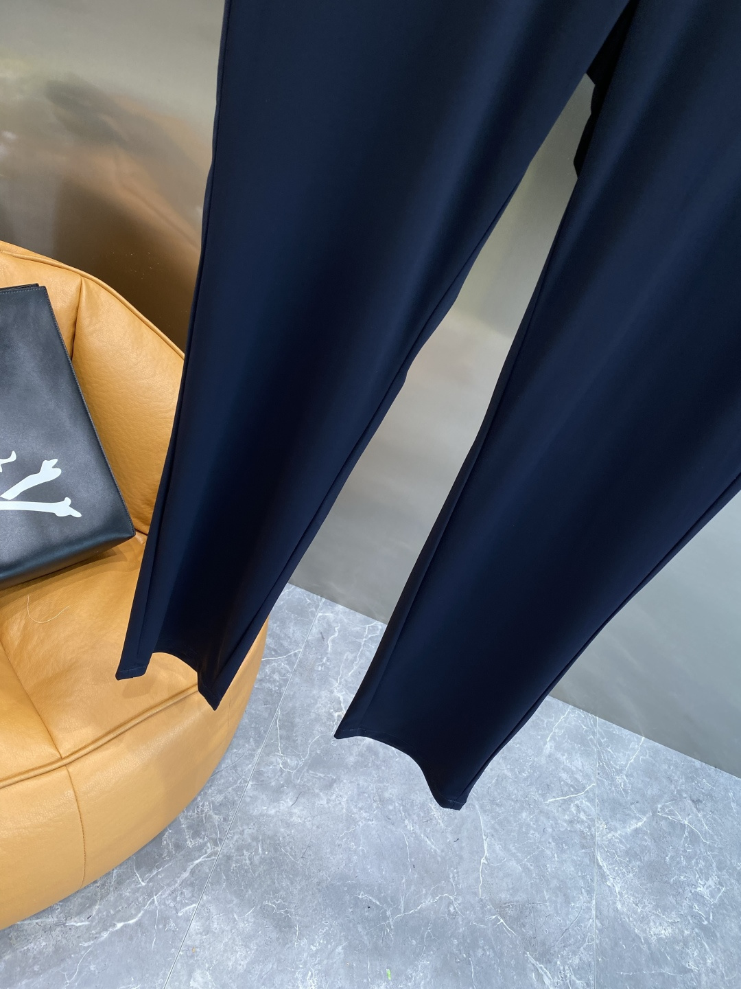 《𝙉𝙚𝙬🤍驴家》
2025西裤 优雅干练两不误！裤子版型修身，线条流畅，能很好地修饰腿部线条，让你在办公