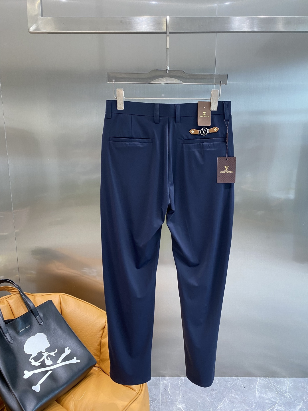 《𝙉𝙚𝙬🤍驴家》
2025西裤 优雅干练两不误！裤子版型修身，线条流畅，能很好地修饰腿部线条，让你在办公