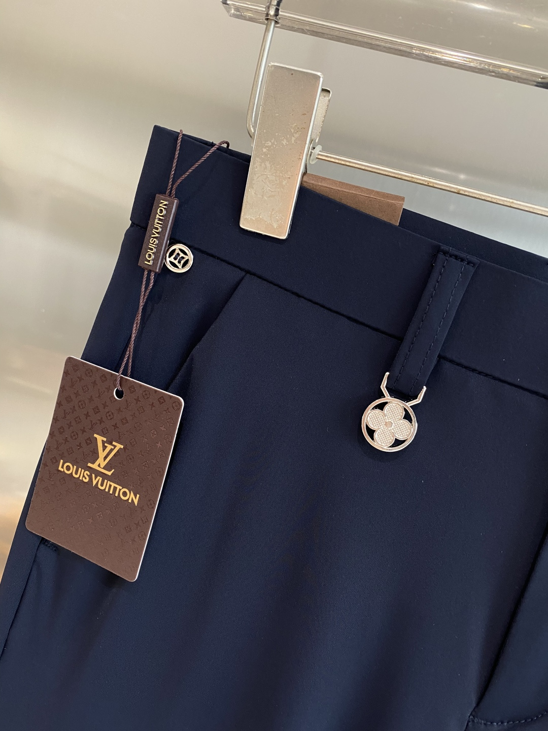 《𝙉𝙚𝙬🤍驴家》
2025西裤 优雅干练两不误！裤子版型修身，线条流畅，能很好地修饰腿部线条，让你在办公