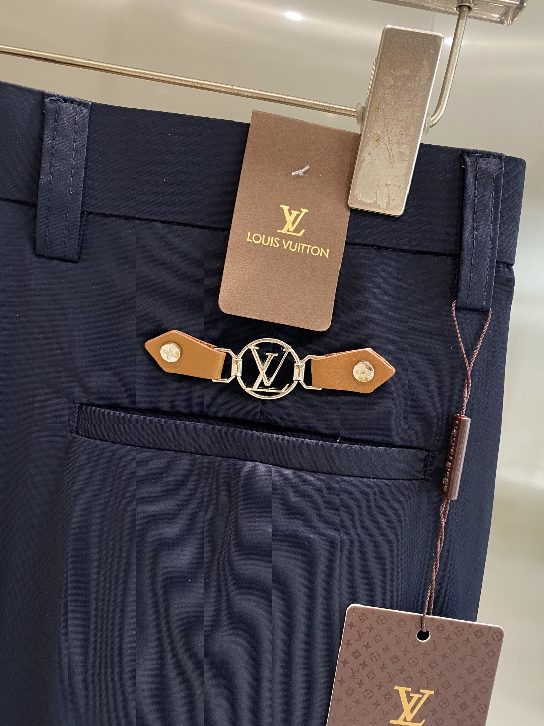 《𝙉𝙚𝙬🤍驴家》
2025西裤 优雅干练两不误！裤子版型修身，线条流畅，能很好地修饰腿部线条，让你在办公