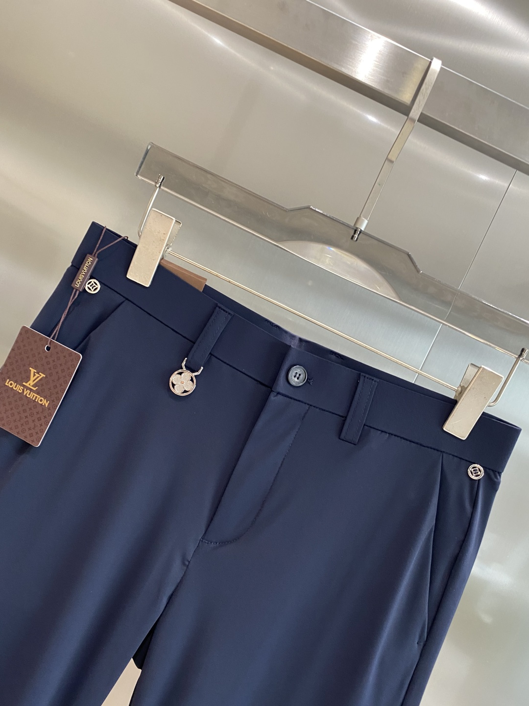 《𝙉𝙚𝙬🤍驴家》
2025西裤 优雅干练两不误！裤子版型修身，线条流畅，能很好地修饰腿部线条，让你在办公