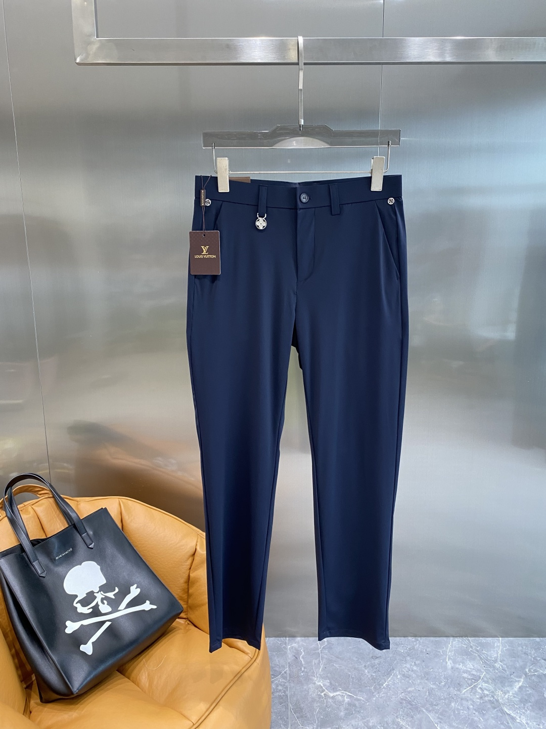 《𝙉𝙚𝙬🤍驴家》
2025西裤 优雅干练两不误！裤子版型修身，线条流畅，能很好地修饰腿部线条，让你在办公