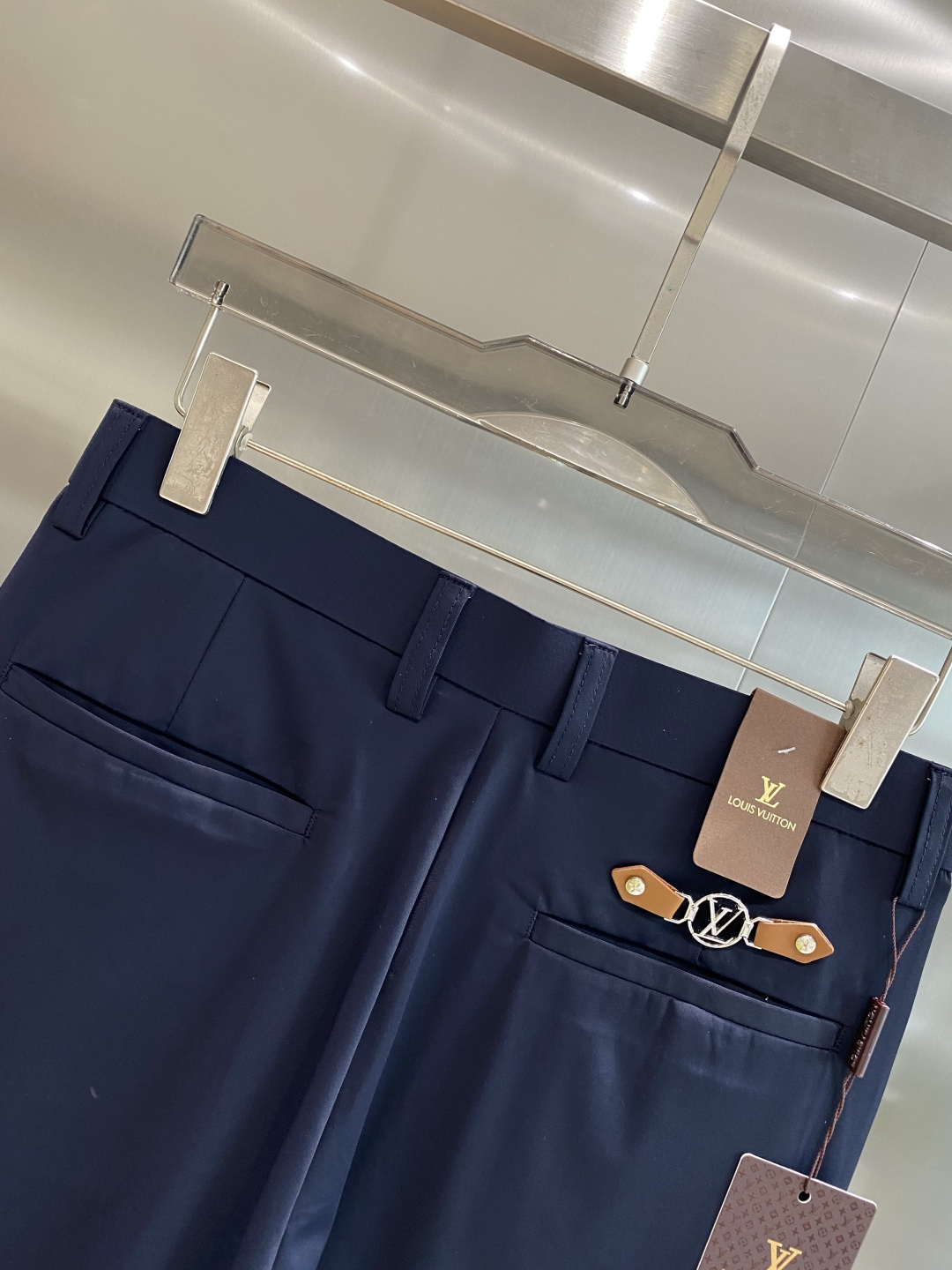 《𝙉𝙚𝙬🤍驴家》
2025西裤 优雅干练两不误！裤子版型修身，线条流畅，能很好地修饰腿部线条，让你在办公