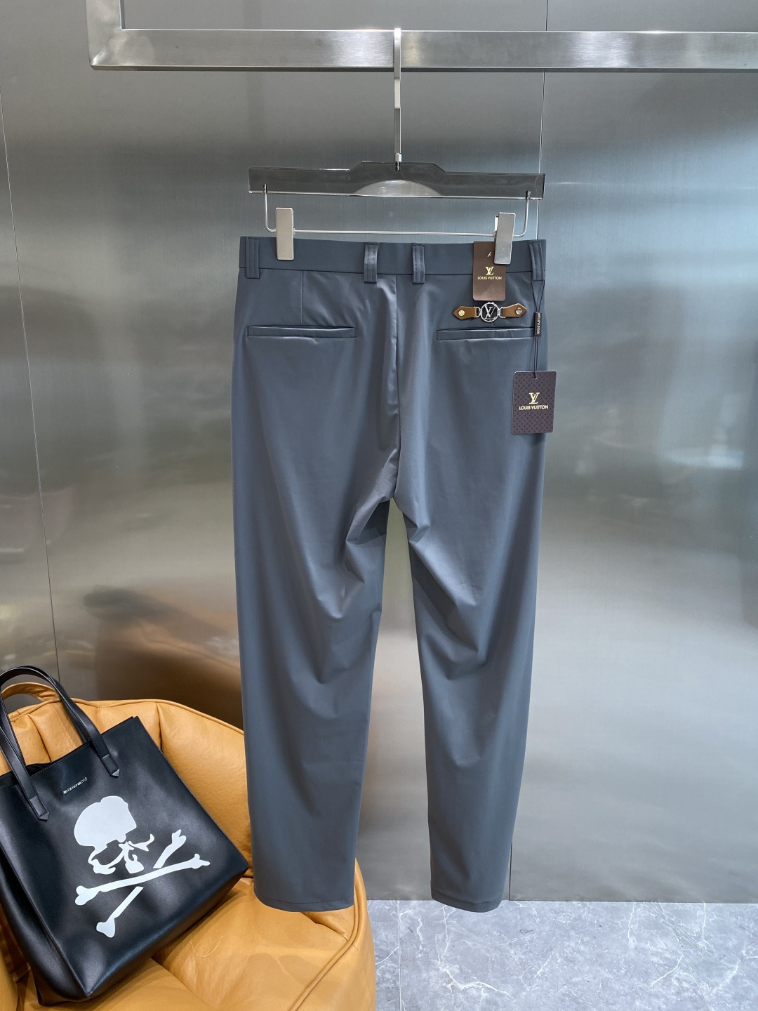 《𝙉𝙚𝙬🤍驴家》
2025西裤 优雅干练两不误！裤子版型修身，线条流畅，能很好地修饰腿部线条，让你在办公