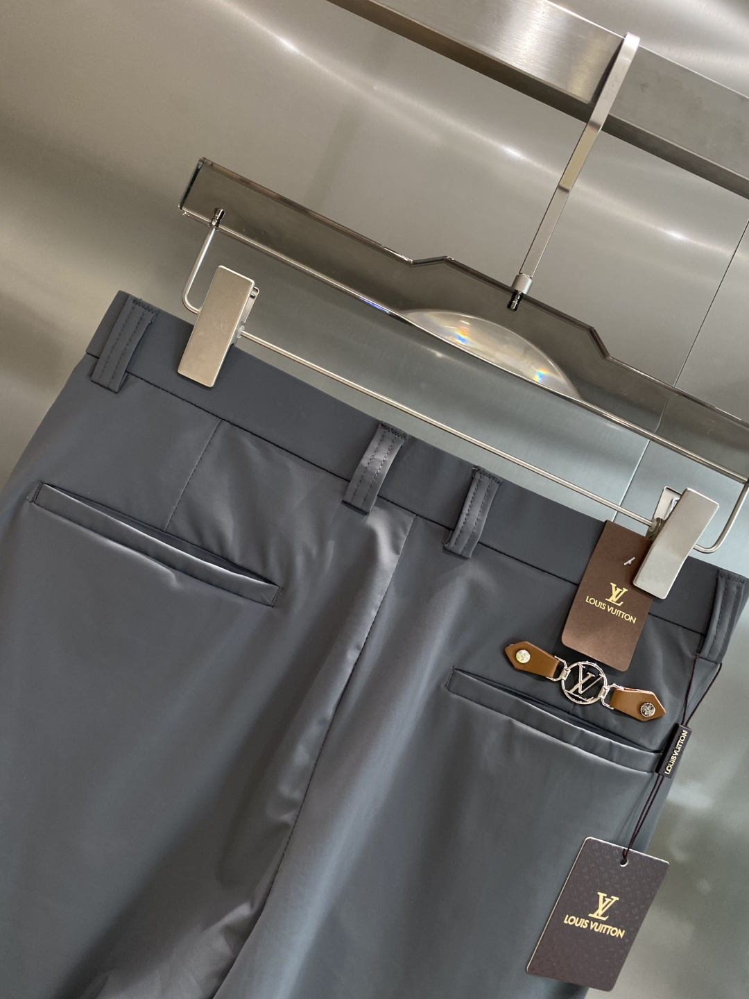 《𝙉𝙚𝙬🤍驴家》
2025西裤 优雅干练两不误！裤子版型修身，线条流畅，能很好地修饰腿部线条，让你在办公