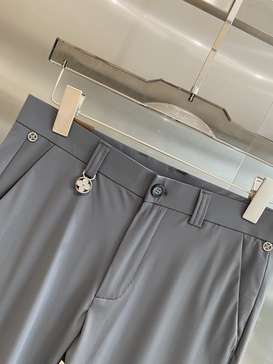 《𝙉𝙚𝙬🤍驴家》
2025西裤 优雅干练两不误！裤子版型修身，线条流畅，能很好地修饰腿部线条，让你在办公