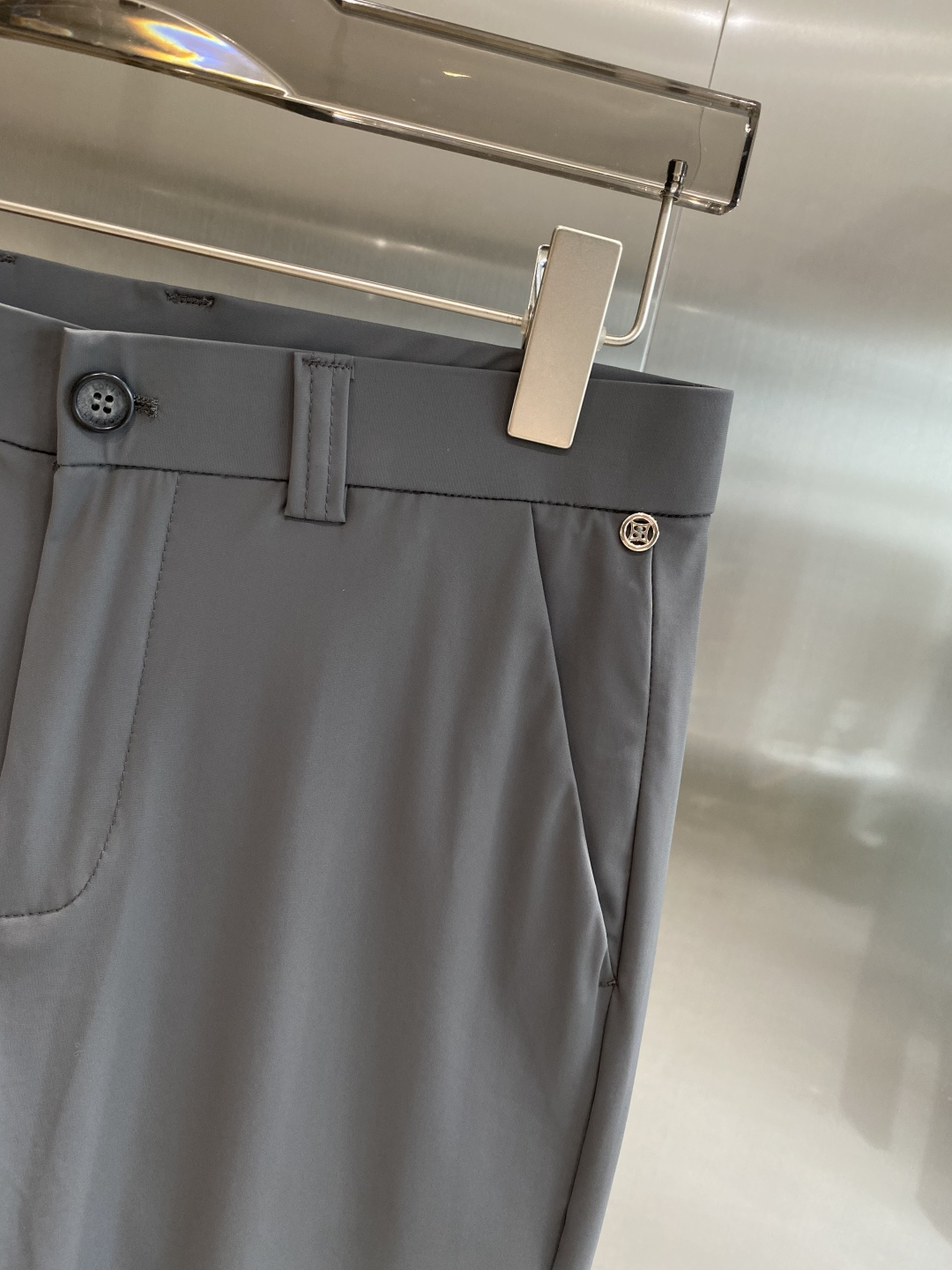 《𝙉𝙚𝙬🤍驴家》
2025西裤 优雅干练两不误！裤子版型修身，线条流畅，能很好地修饰腿部线条，让你在办公