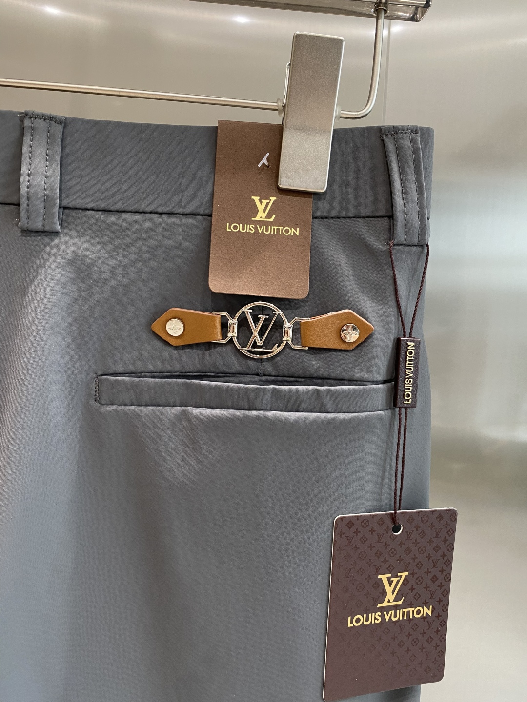 《𝙉𝙚𝙬🤍驴家》
2025西裤 优雅干练两不误！裤子版型修身，线条流畅，能很好地修饰腿部线条，让你在办公