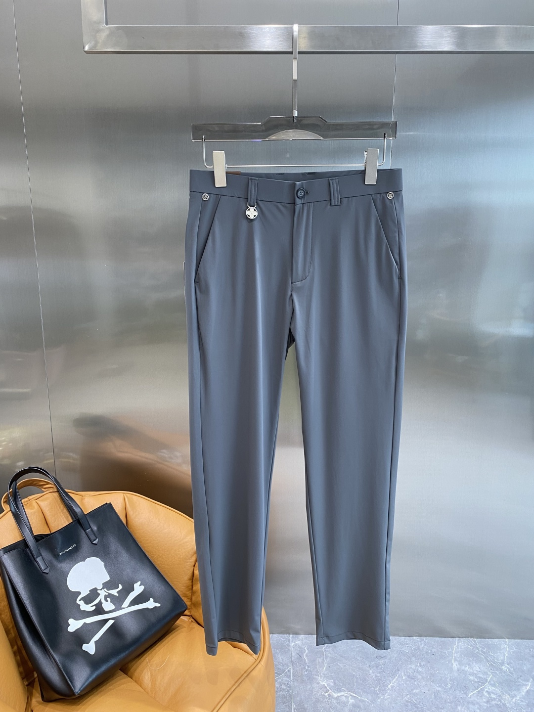 《𝙉𝙚𝙬🤍驴家》
2025西裤 优雅干练两不误！裤子版型修身，线条流畅，能很好地修饰腿部线条，让你在办公