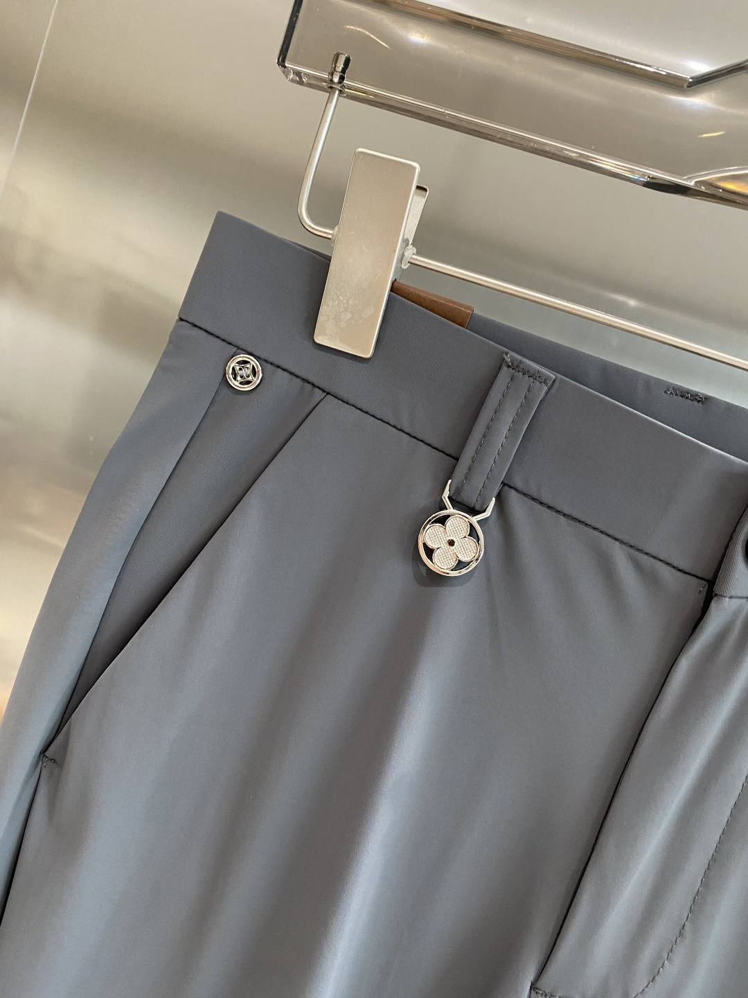 《𝙉𝙚𝙬🤍驴家》
2025西裤 优雅干练两不误！裤子版型修身，线条流畅，能很好地修饰腿部线条，让你在办公