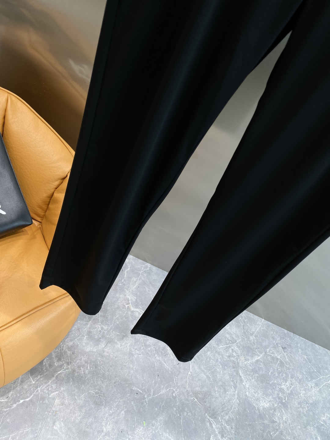 《𝙉𝙚𝙬🤍驴家》
2025西裤 优雅干练两不误！裤子版型修身，线条流畅，能很好地修饰腿部线条，让你在办公