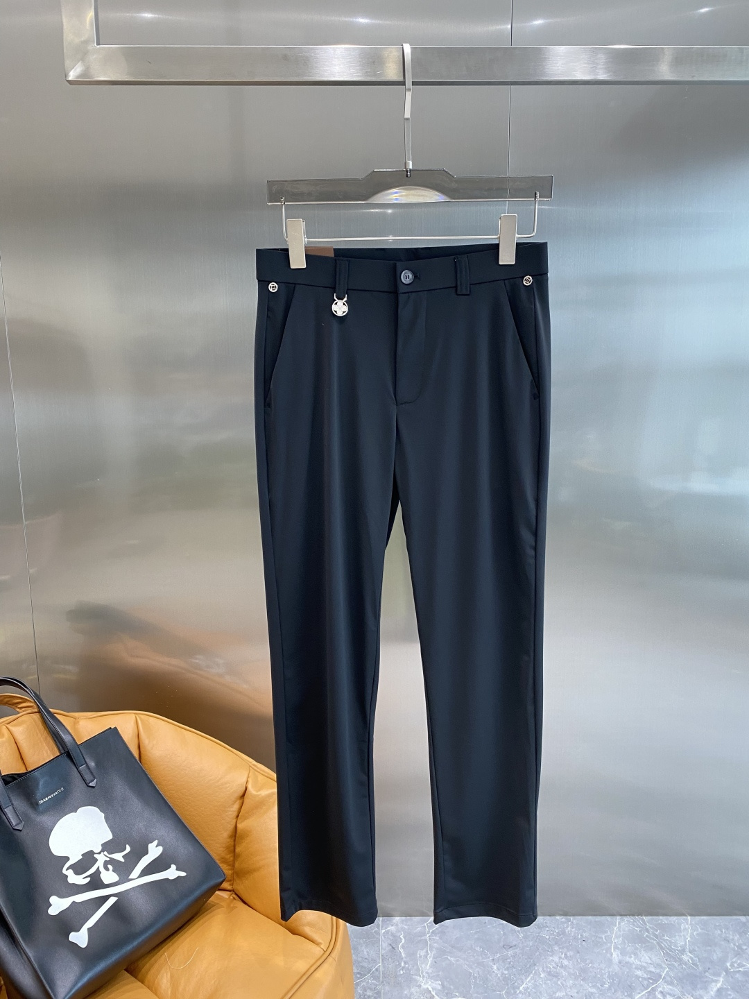 《𝙉𝙚𝙬🤍驴家》
2025西裤 优雅干练两不误！裤子版型修身，线条流畅，能很好地修饰腿部线条，让你在办公