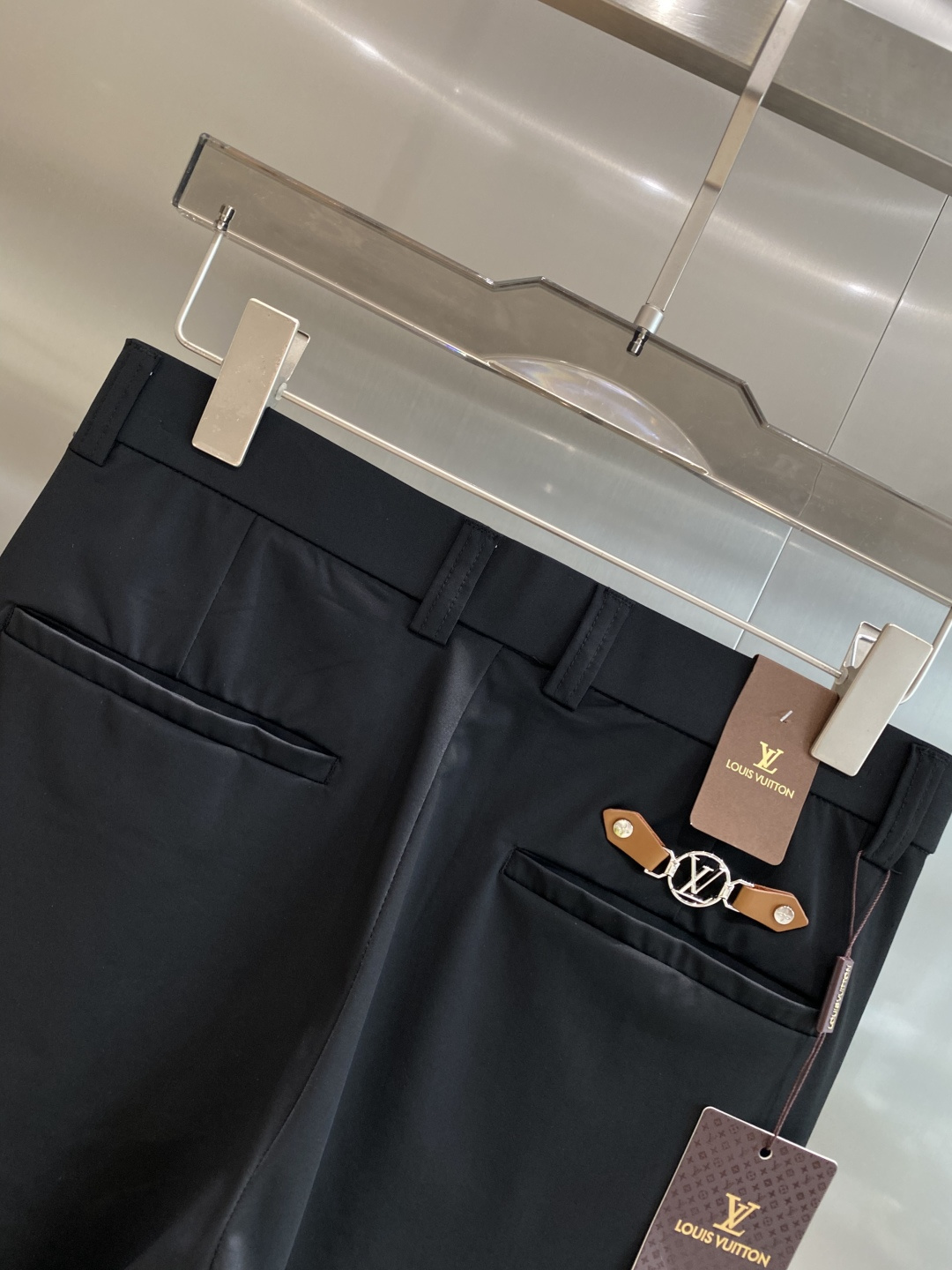 《𝙉𝙚𝙬🤍驴家》
2025西裤 优雅干练两不误！裤子版型修身，线条流畅，能很好地修饰腿部线条，让你在办公