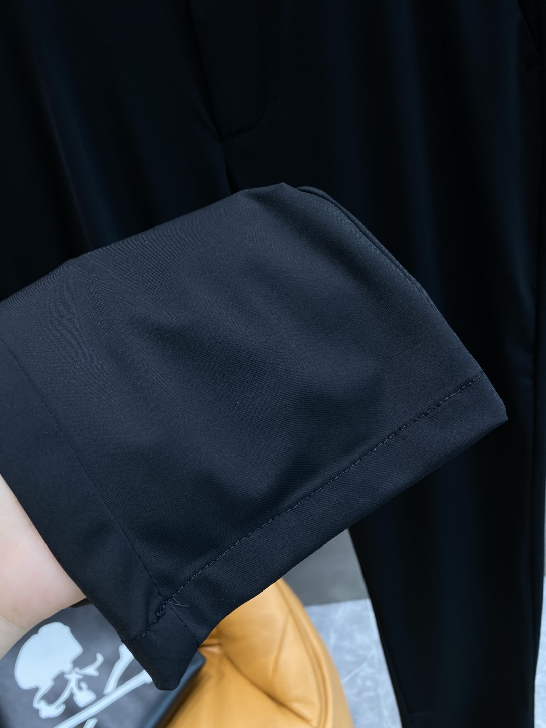 《𝙉𝙚𝙬🤍驴家》
2025西裤 优雅干练两不误！裤子版型修身，线条流畅，能很好地修饰腿部线条，让你在办公