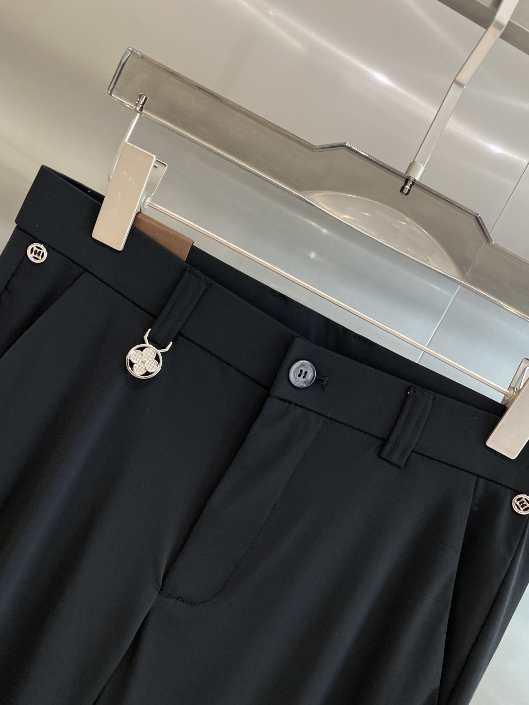 《𝙉𝙚𝙬🤍驴家》
2025西裤 优雅干练两不误！裤子版型修身，线条流畅，能很好地修饰腿部线条，让你在办公