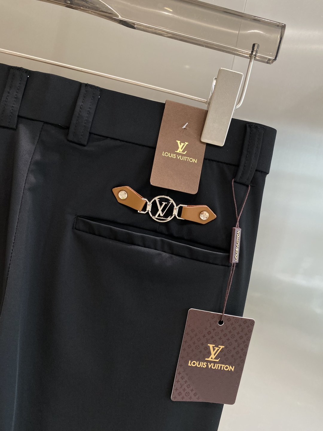 《𝙉𝙚𝙬🤍驴家》
2025西裤 优雅干练两不误！裤子版型修身，线条流畅，能很好地修饰腿部线条，让你在办公