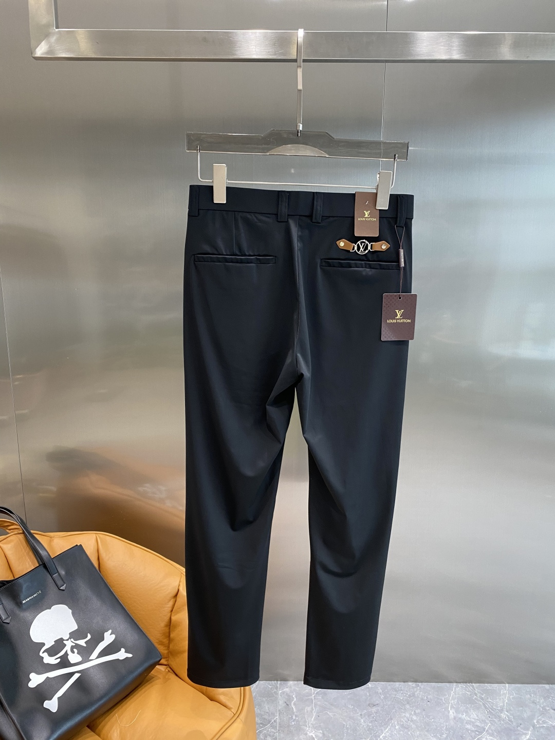 《𝙉𝙚𝙬🤍驴家》
2025西裤 优雅干练两不误！裤子版型修身，线条流畅，能很好地修饰腿部线条，让你在办公