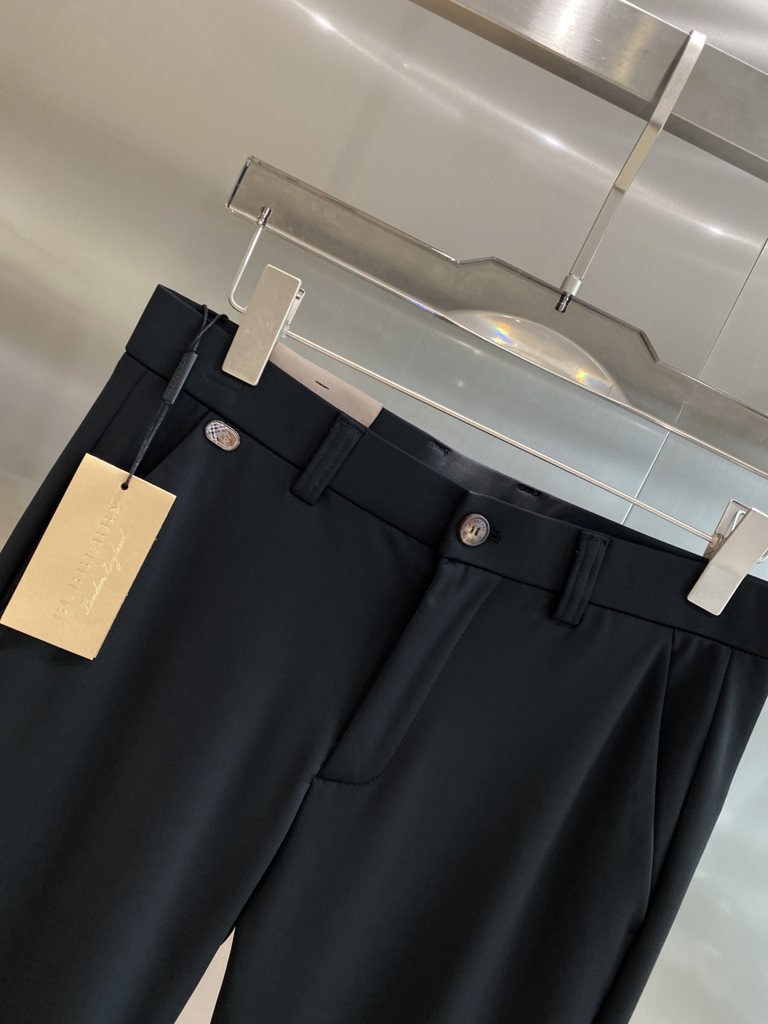 《𝙉𝙚𝙬🤍🖤巴家》
2025西裤 优雅干练两不误！裤子版型修身，线条流畅，能很好地修饰腿部线条，让你在办