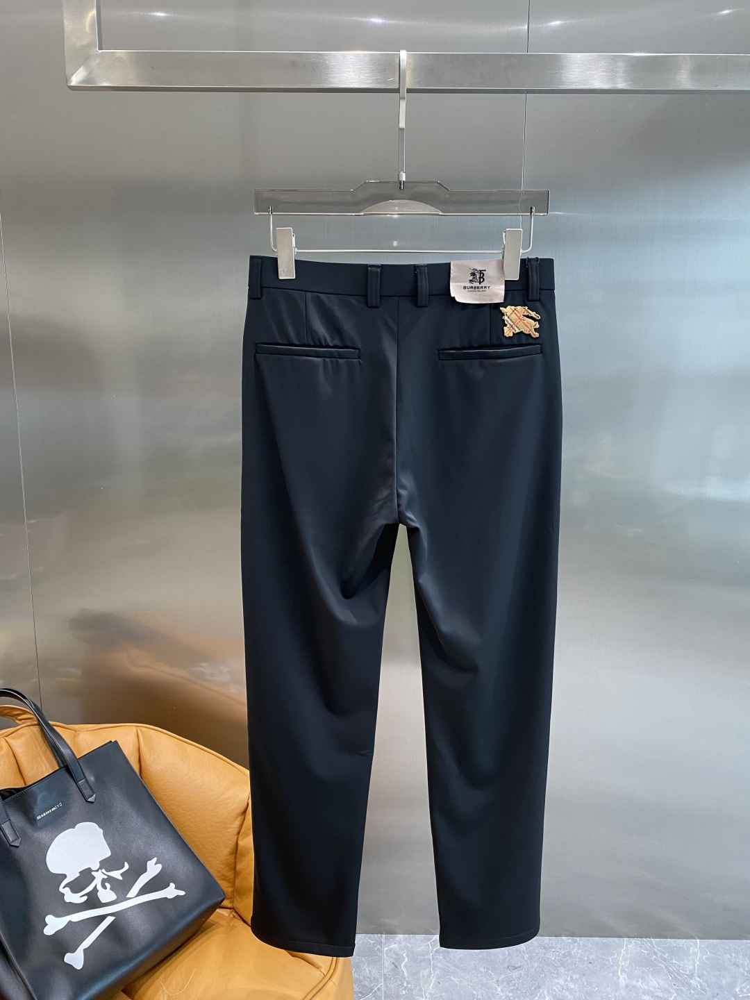 《𝙉𝙚𝙬🤍🖤巴家》
2025西裤 优雅干练两不误！裤子版型修身，线条流畅，能很好地修饰腿部线条，让你在办