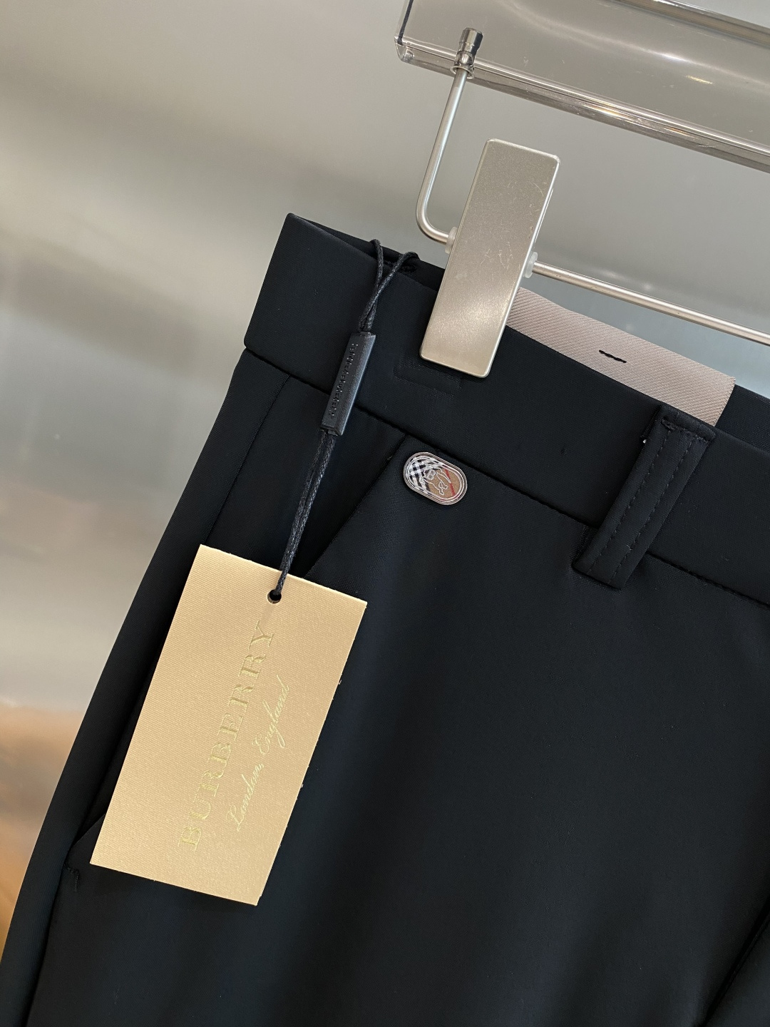 《𝙉𝙚𝙬🤍🖤巴家》
2025西裤 优雅干练两不误！裤子版型修身，线条流畅，能很好地修饰腿部线条，让你在办