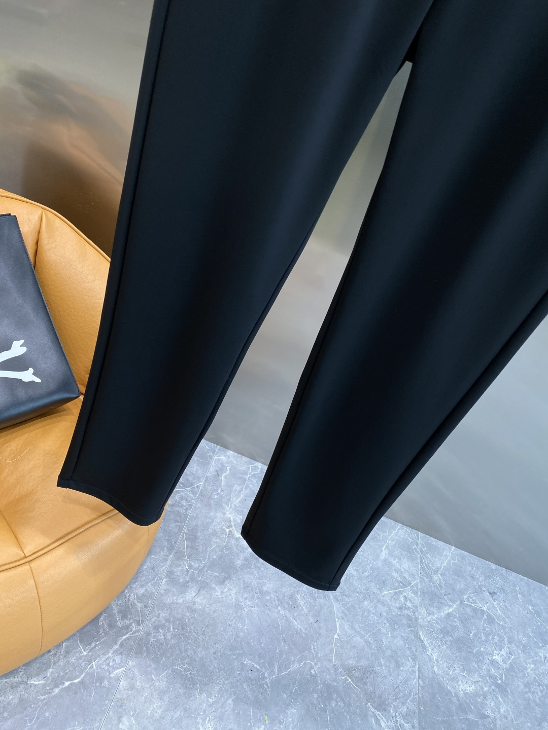 《𝙉𝙚𝙬🤍🖤巴家》
2025西裤 优雅干练两不误！裤子版型修身，线条流畅，能很好地修饰腿部线条，让你在办