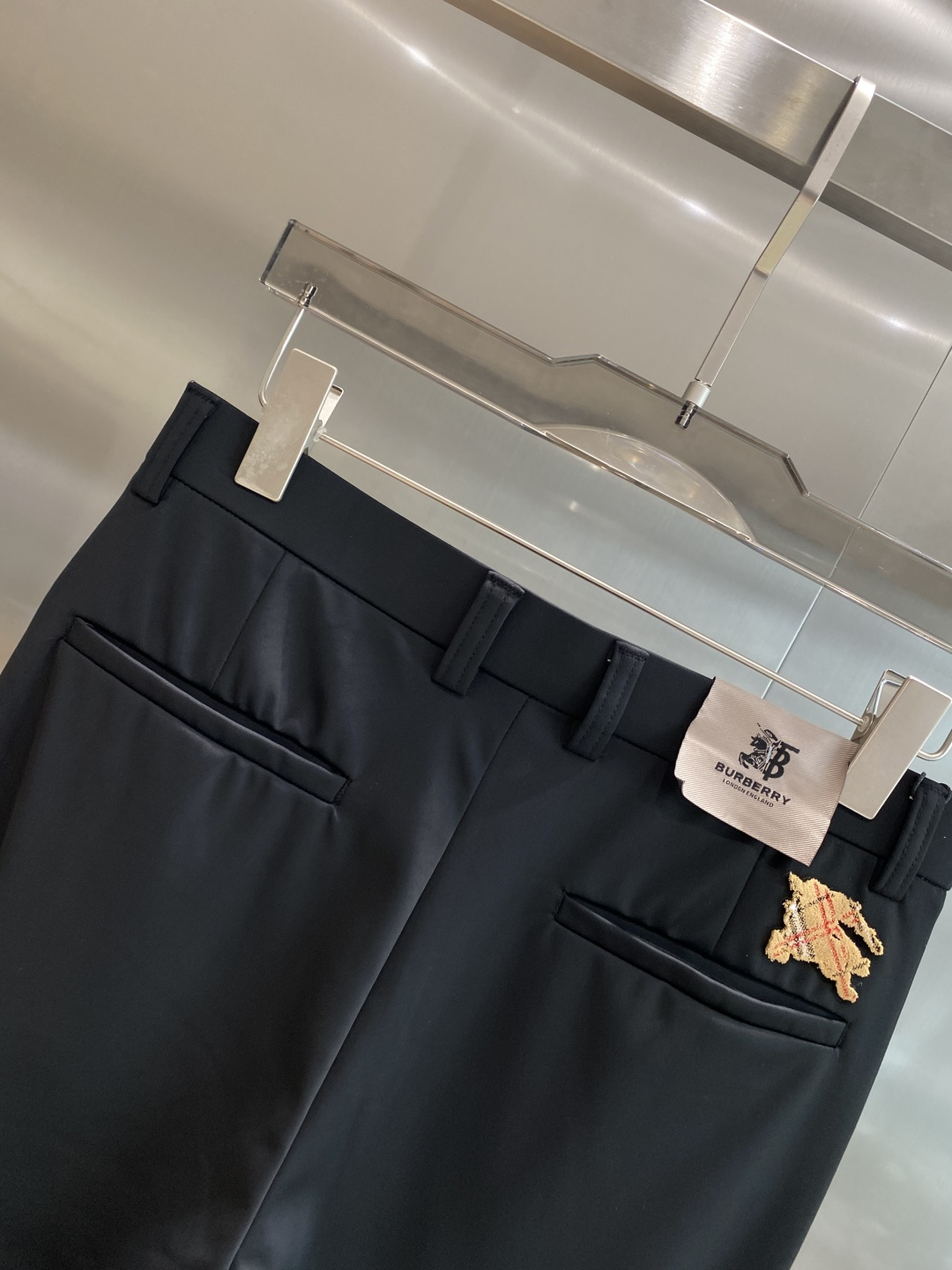 《𝙉𝙚𝙬🤍🖤巴家》
2025西裤 优雅干练两不误！裤子版型修身，线条流畅，能很好地修饰腿部线条，让你在办