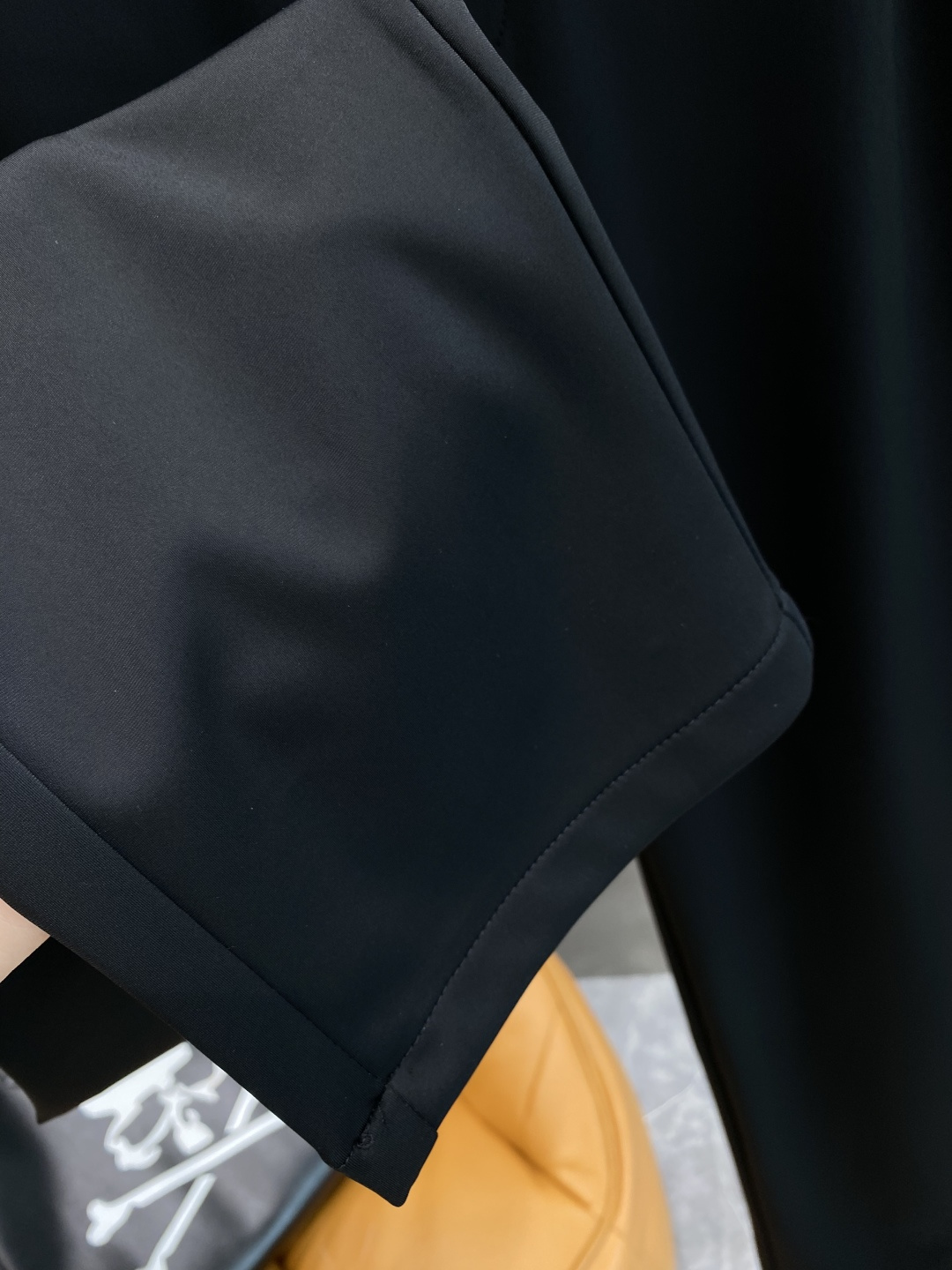 《𝙉𝙚𝙬🤍🖤巴家》
2025西裤 优雅干练两不误！裤子版型修身，线条流畅，能很好地修饰腿部线条，让你在办