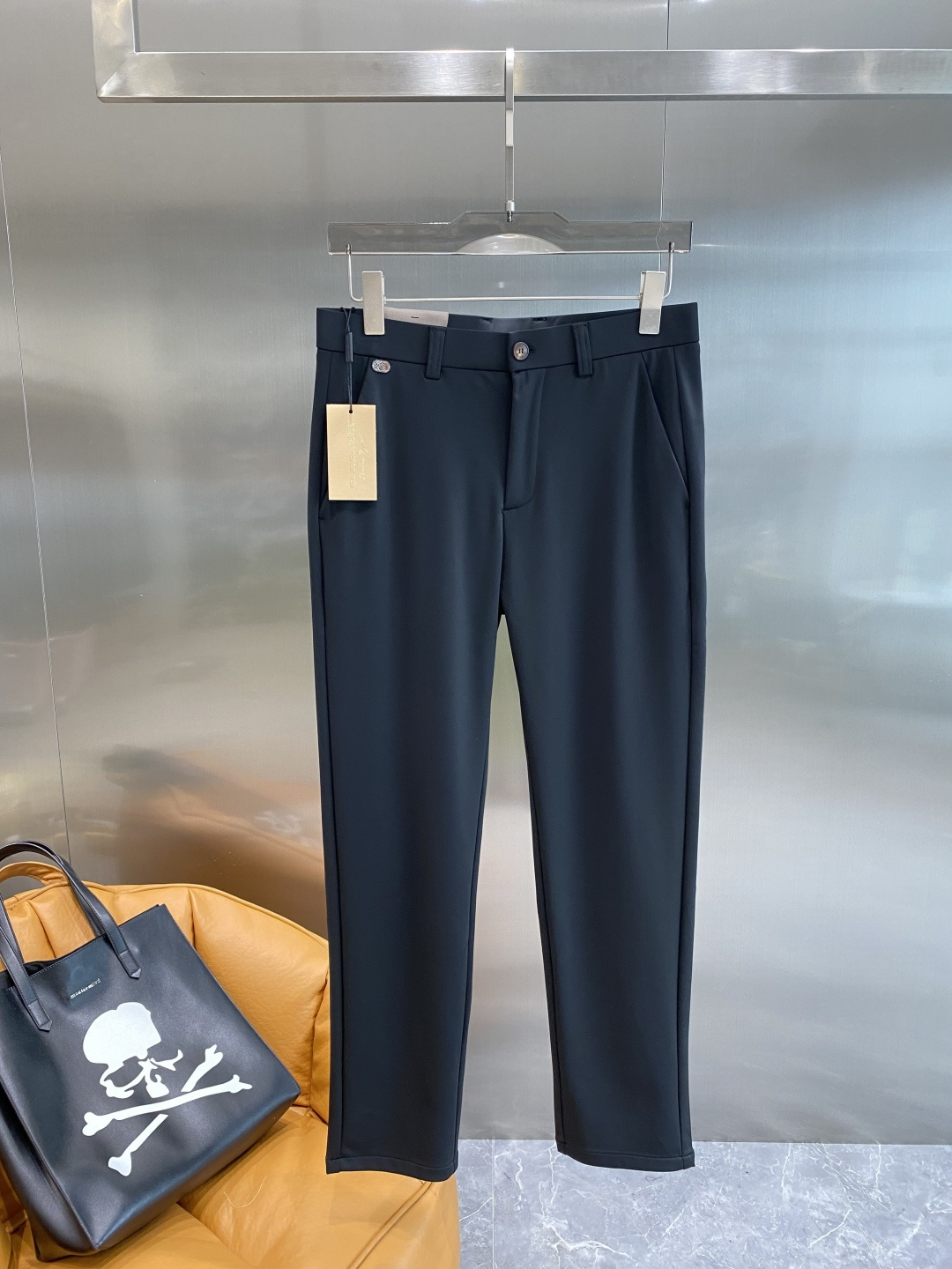 《𝙉𝙚𝙬🤍🖤巴家》
2025西裤 优雅干练两不误！裤子版型修身，线条流畅，能很好地修饰腿部线条，让你在办