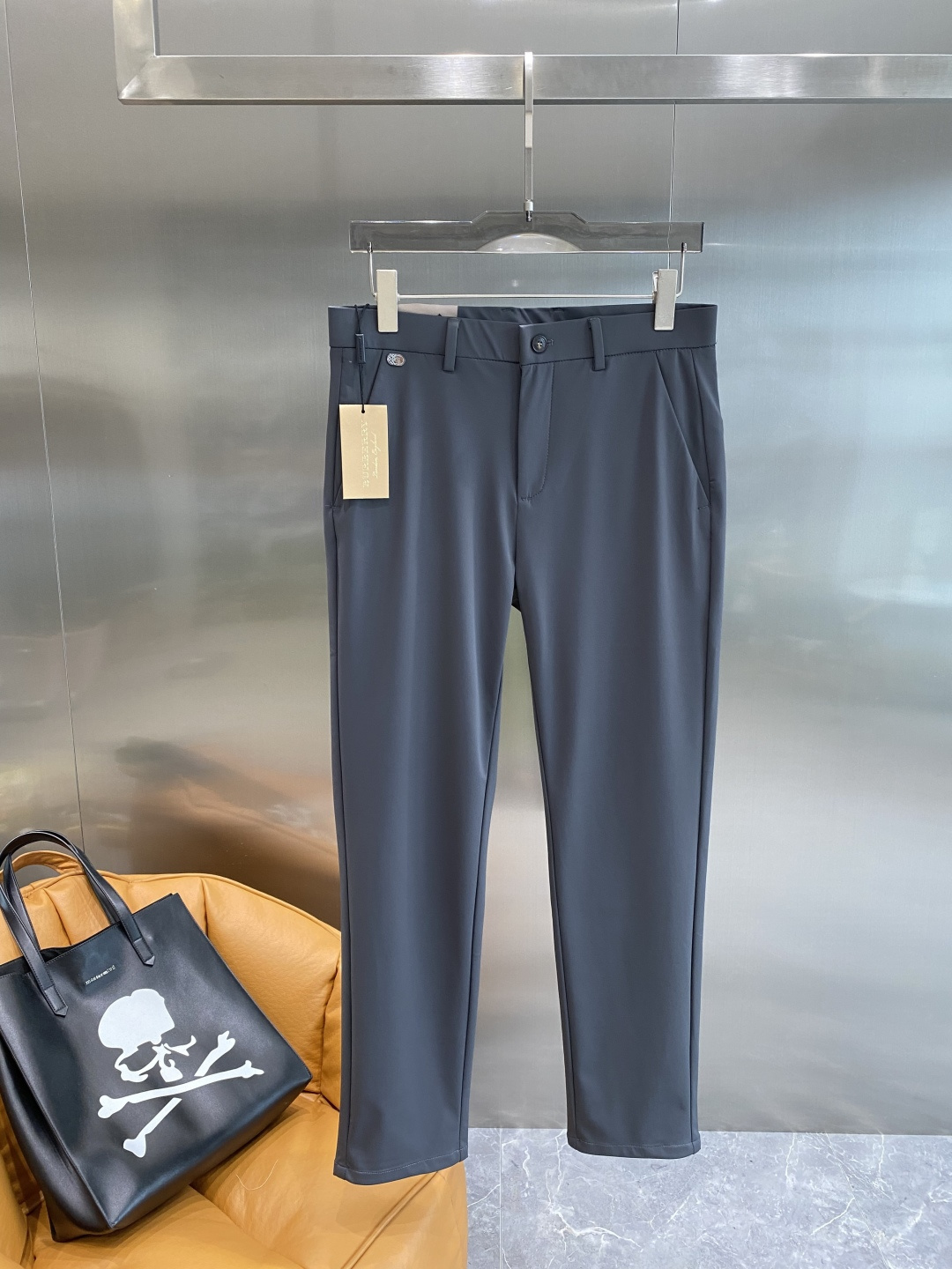 《𝙉𝙚𝙬🤍🖤巴家》
2025西裤 优雅干练两不误！裤子版型修身，线条流畅，能很好地修饰腿部线条，让你在办