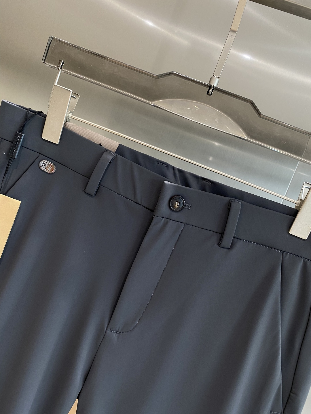 《𝙉𝙚𝙬🤍🖤巴家》
2025西裤 优雅干练两不误！裤子版型修身，线条流畅，能很好地修饰腿部线条，让你在办