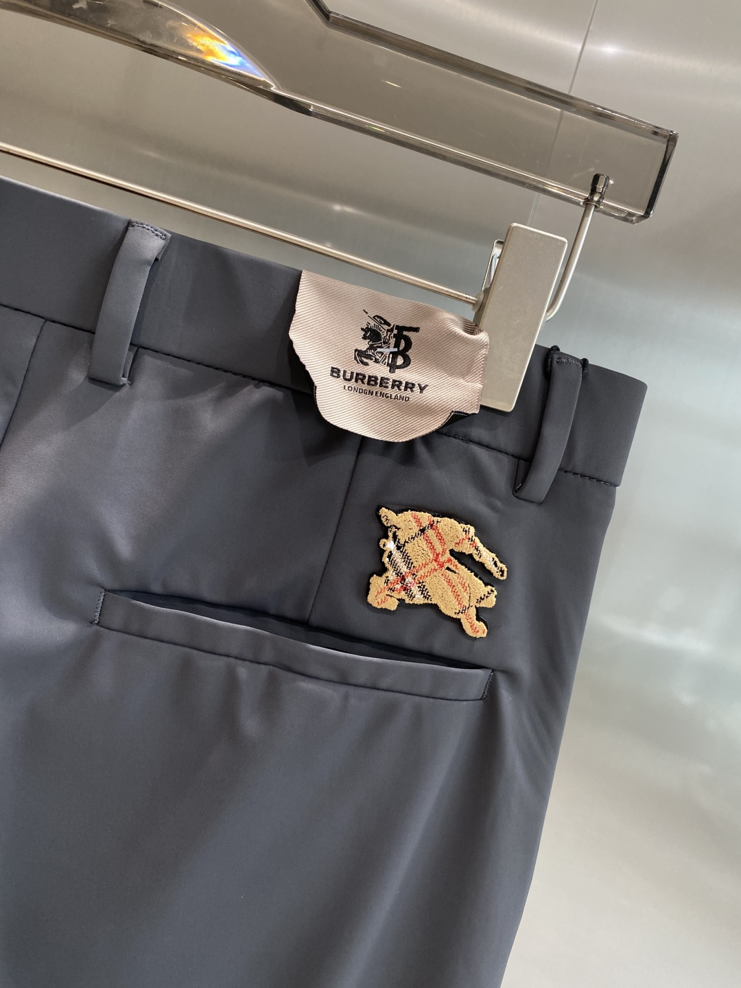 《𝙉𝙚𝙬🤍🖤巴家》
2025西裤 优雅干练两不误！裤子版型修身，线条流畅，能很好地修饰腿部线条，让你在办